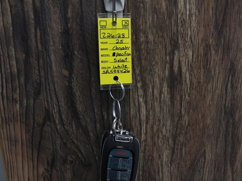 Used 2025 Chrysler Pacifica Select image 32