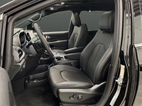 New 2026 Chrysler Pacifica Select image 4