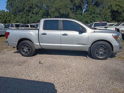 Used 2021 Nissan Titan SV RWD image 4