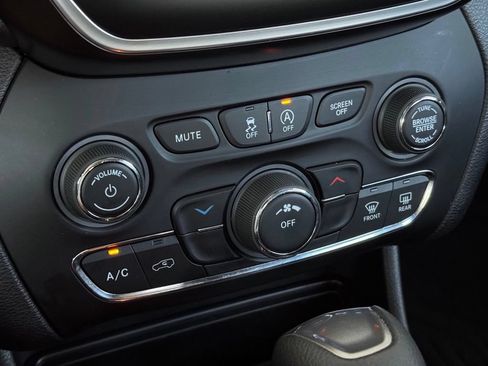 Used 2021 Jeep Cherokee Latitude FWD image 33