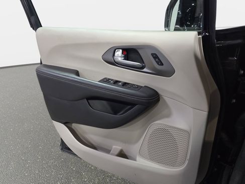 Used 2024 Chrysler Pacifica Touring-L FWD image 26