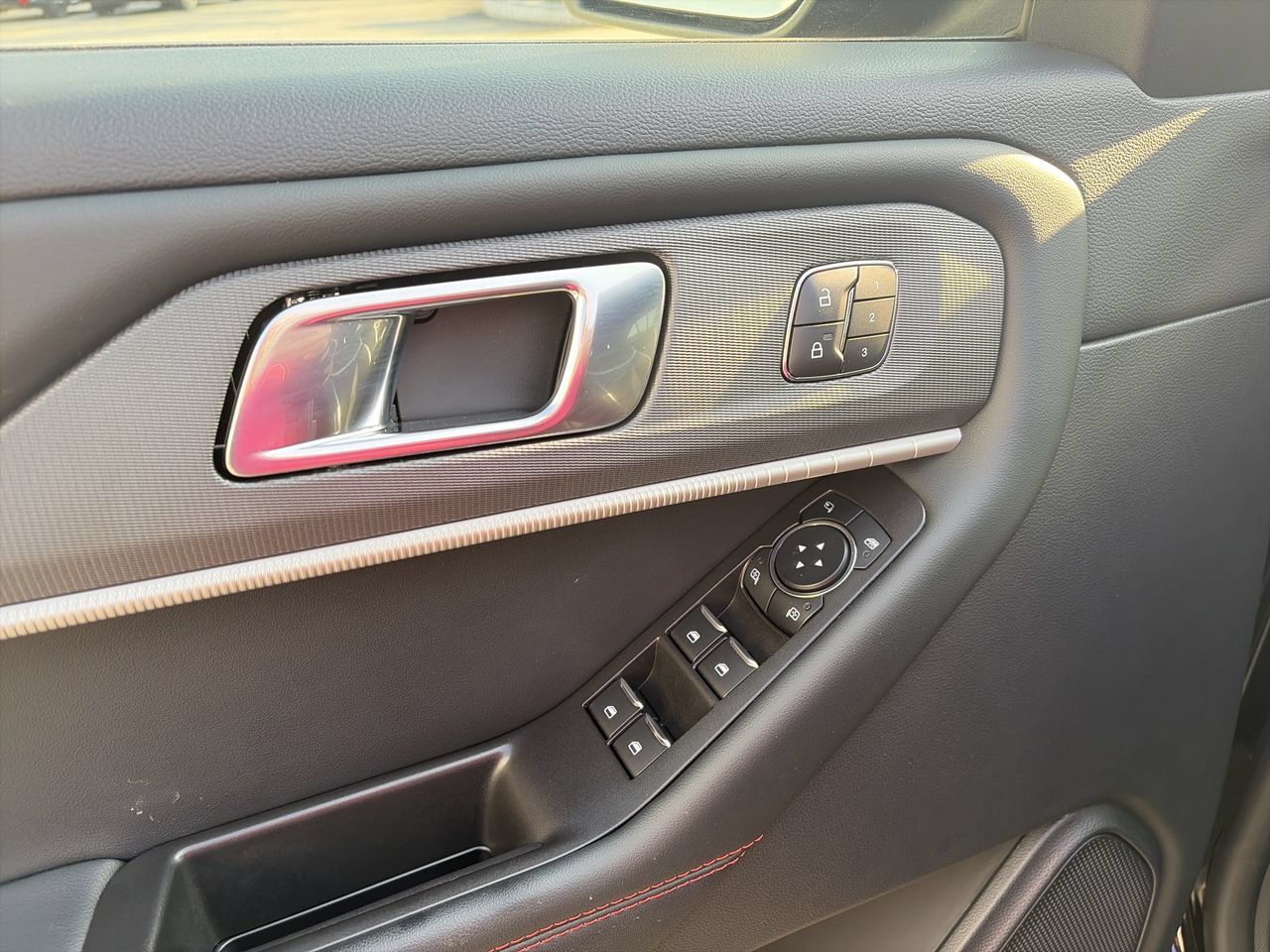 Used 2025 Ford Explorer ST AWD/4WD image 19