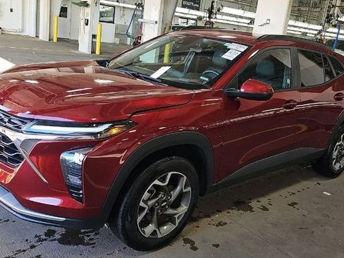 Used 2025 Chevrolet Trax LT w/ LT Convenience Package FWD image 2