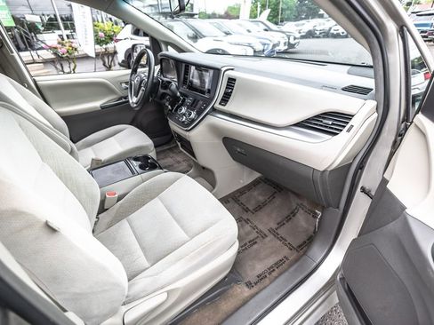 Used 2017 Toyota Sienna LE FWD image 26