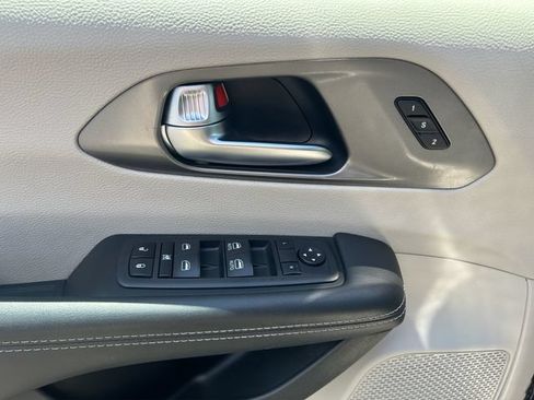 Used 2023 Chrysler Pacifica Touring-L FWD image 17