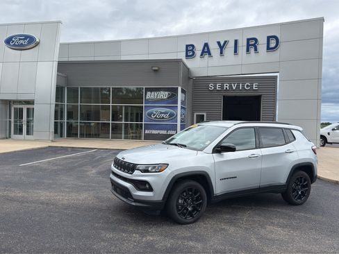 Used 2025 Jeep Compass Latitude w/ Convenience Group AWD/4WD image 1
