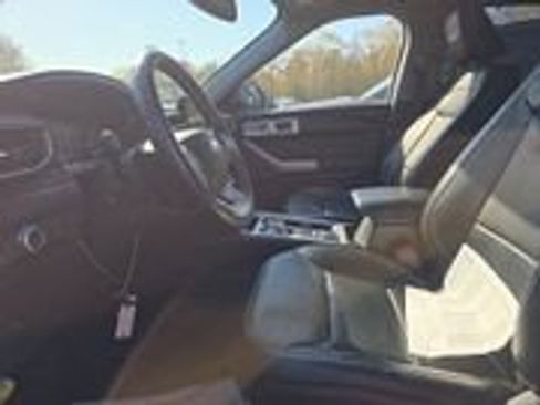 Used 2022 Ford Explorer Limited w/ Equipment Group 301A AWD/4WD image 2
