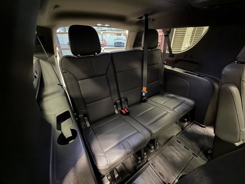 Used 2022 Chevrolet Suburban RST w/ Sport Performance Package image 7