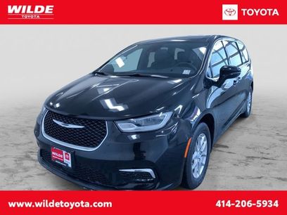 Used 2025 Chrysler Pacifica Select