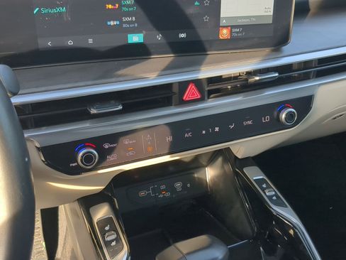 Certified 2025 Kia Sorento SX image 18