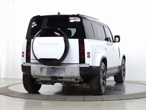 Used 2025 Land Rover Defender 110 S image 8