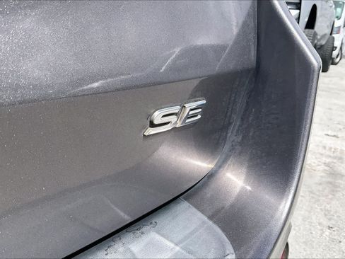 Used 2016 Toyota Sienna SE FWD image 7