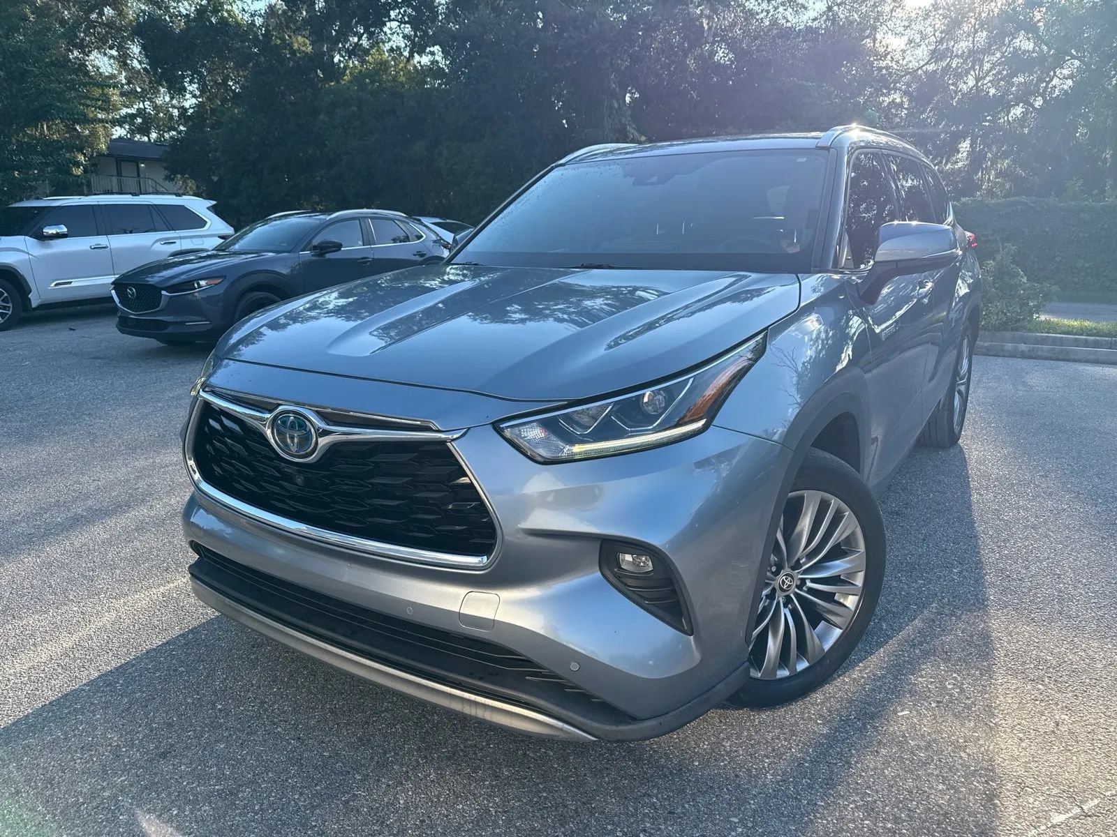 Used 2021 Toyota Highlander Platinum FWD image 2