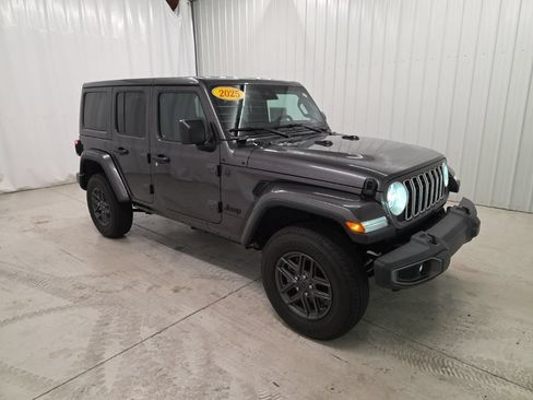 Used 2025 Jeep Wrangler Unlimited Sahara AWD/4WD image 7
