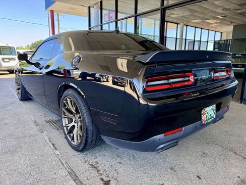 Used 2016 Dodge Challenger SRT Hellcat RWD image 4