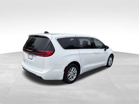 Used 2026 Chrysler Pacifica Select FWD image 6