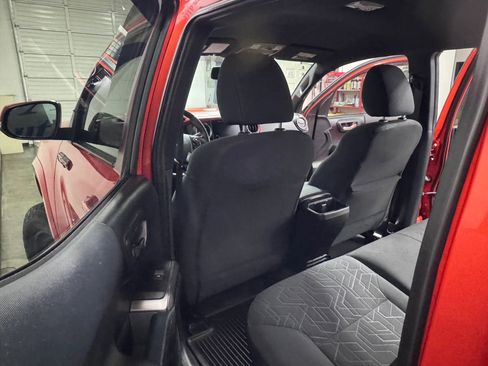 Used 2017 Toyota Tacoma TRD Sport AWD/4WD image 17