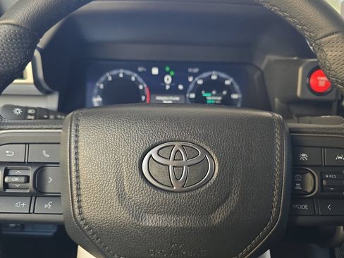 Used 2025 Toyota Tacoma TRD Sport AWD/4WD image 19