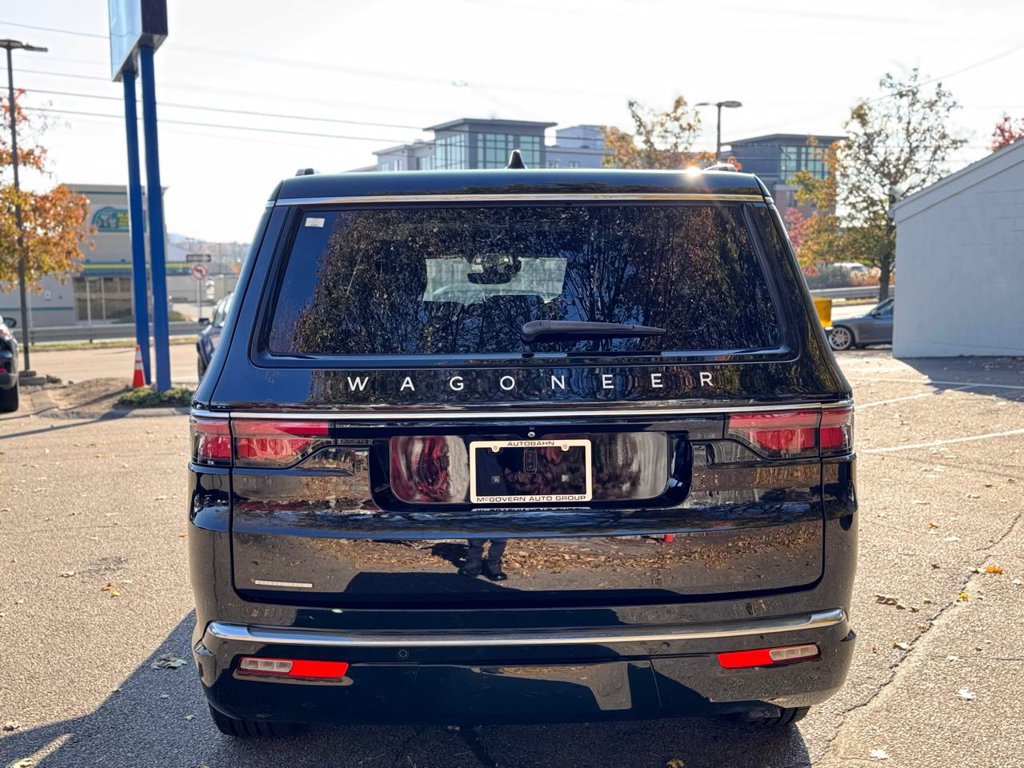 Used 2023 Jeep Wagoneer 4WD w/ Premium Group I image 5