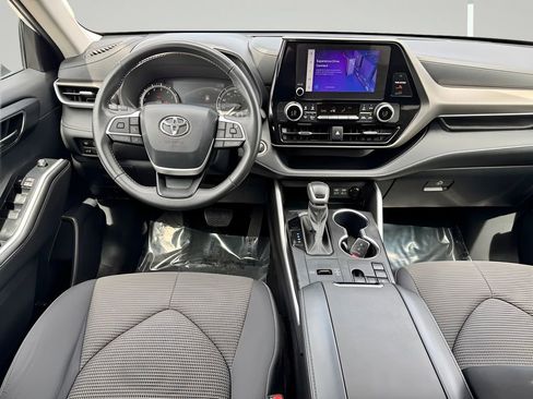Used 2024 Toyota Highlander LE image 5