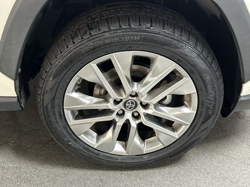 Used 2019 Toyota RAV4 Limited FWD image 12