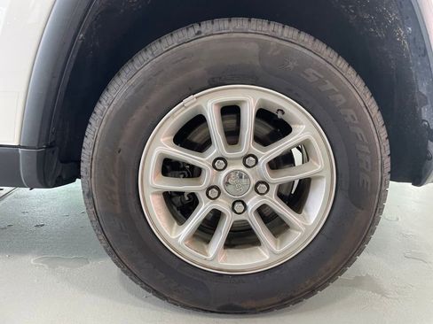 Used 2020 Jeep Grand Cherokee Laredo image 8