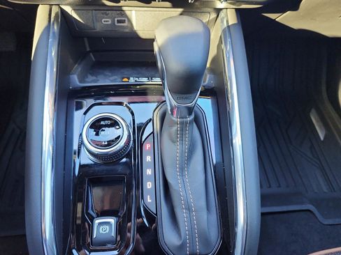 Certified 2025 GMC Canyon AT4 w/ Technology Plus Package image 18