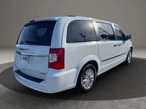 Used 2015 Chrysler Town & Country Limited FWD image 6