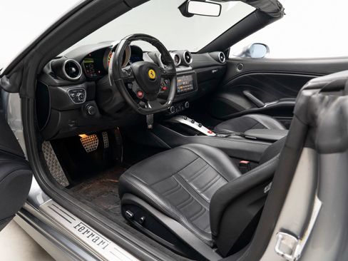 Used 2016 Ferrari California T RWD image 14