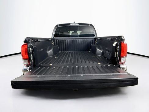 Used 2020 Toyota Tacoma SR5 RWD image 31