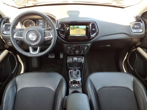 Used 2019 Jeep Compass Latitude FWD image 10