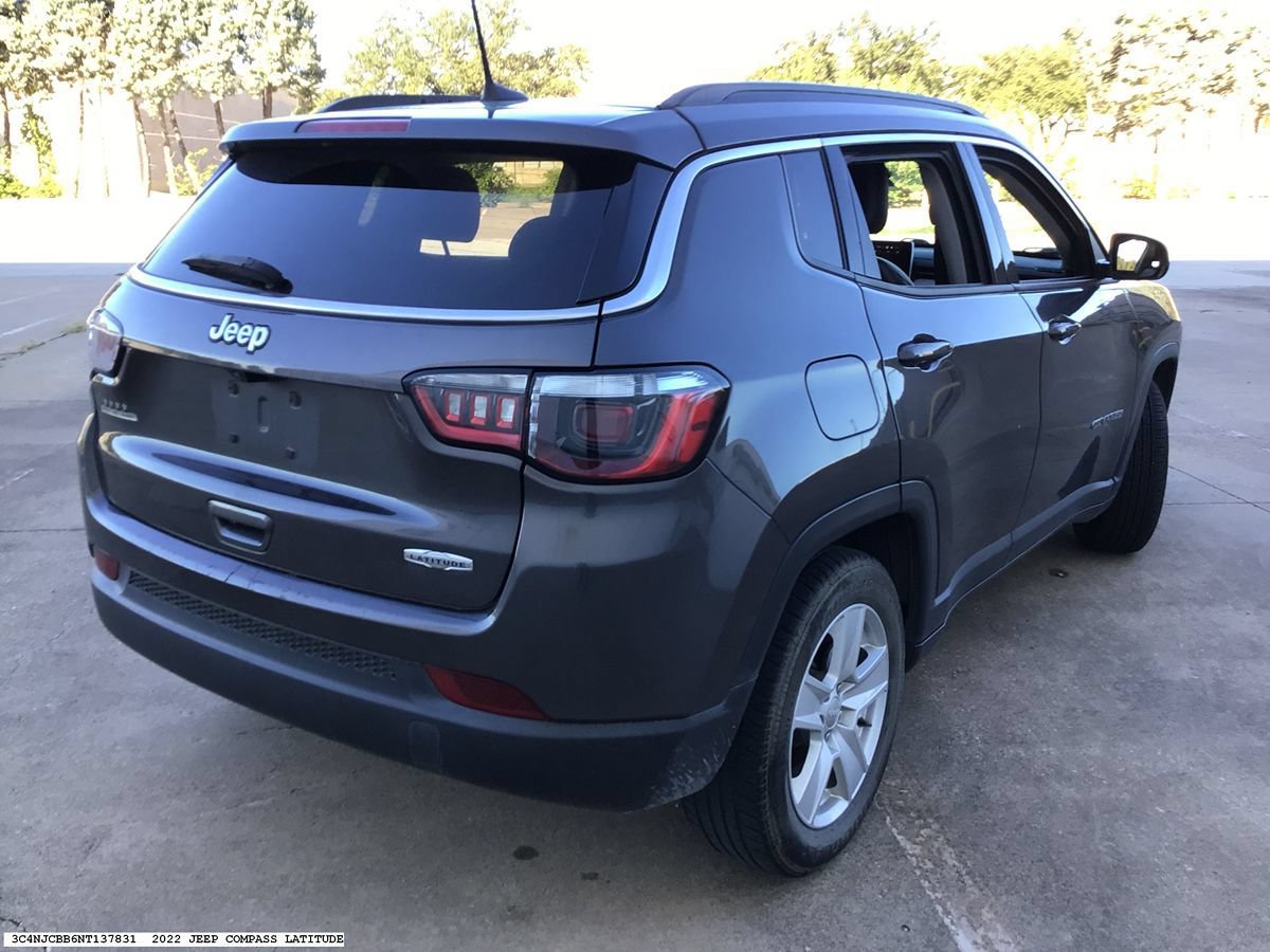 Used 2022 Jeep Compass Latitude w/ Sun and Sound Group FWD image 5