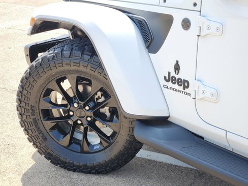 Used 2022 Jeep Gladiator Overland AWD/4WD image 17