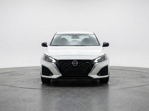 Used 2025 Nissan Altima 2.5 SV FWD image 2