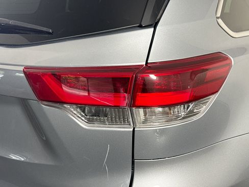 Used 2017 Toyota Highlander LE w/ Carpet Mat Package FWD image 33