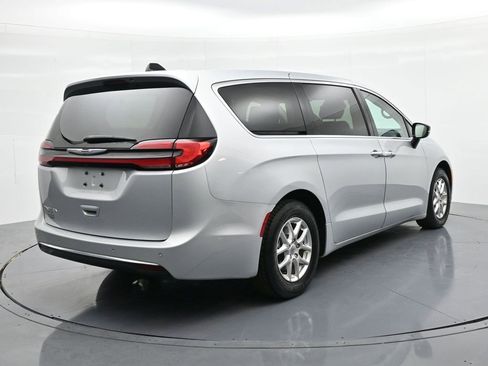 Used 2024 Chrysler Pacifica Touring-L FWD image 6
