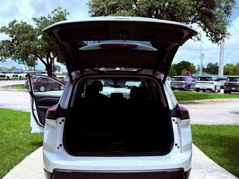 Used 2024 Nissan Rogue SV AWD/4WD image 26