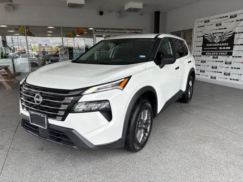Used 2024 Nissan Rogue S FWD image 2