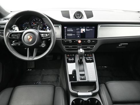 Certified 2026 Porsche Macan AWD/4WD image 6