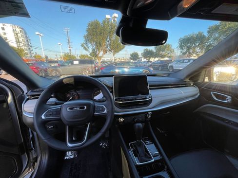 Used 2025 Jeep Compass Limited image 34