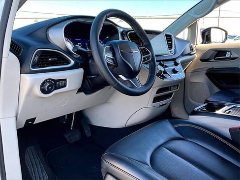 Used 2024 Chrysler Pacifica Touring-L image 8