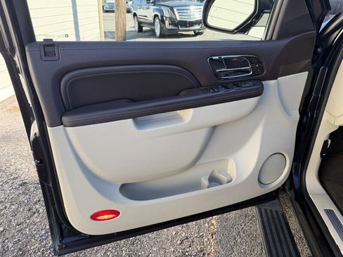 Used 2011 Cadillac Escalade Platinum image 16