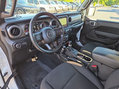 Certified 2022 Jeep Gladiator Sport AWD/4WD image 16