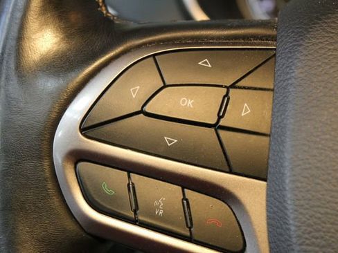 Used 2019 Jeep Cherokee Latitude w/ Cold Weather Group image 21