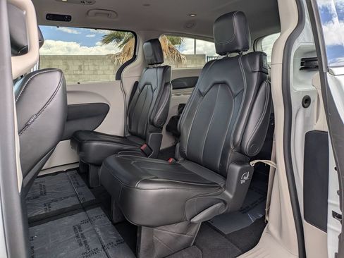Used 2023 Chrysler Pacifica Touring-L FWD image 14