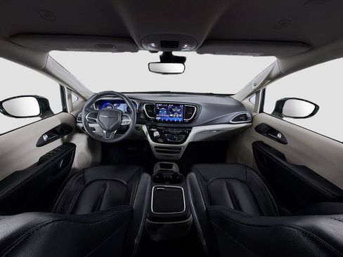 Used 2022 Chrysler Pacifica Touring-L FWD image 9