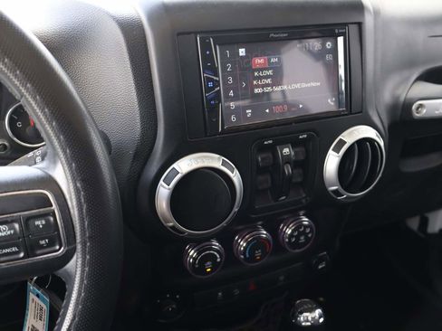 Used 2013 Jeep Wrangler Unlimited Sahara w/ Connectivity Group AWD/4WD image 12