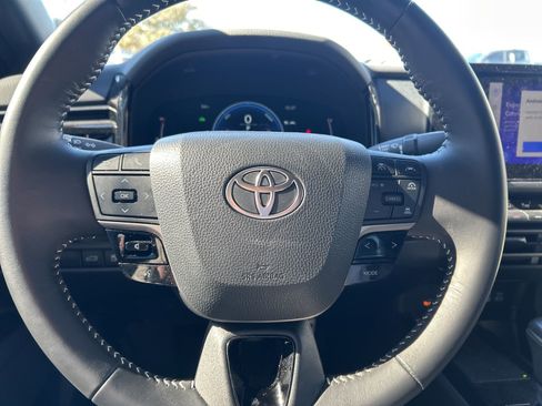 Used 2025 Toyota Camry SE w/ Convenience Package image 16