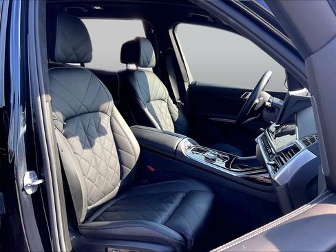 Used 2025 BMW X7 xDrive40i w/ M Sport Package AWD/4WD image 8