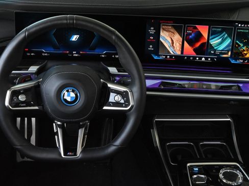 Certified 2024 BMW i7 eDrive50 w/ M Sport Package RWD image 15